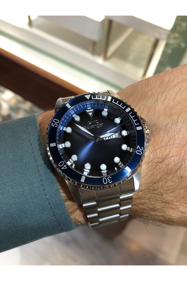 Men's wristwatch