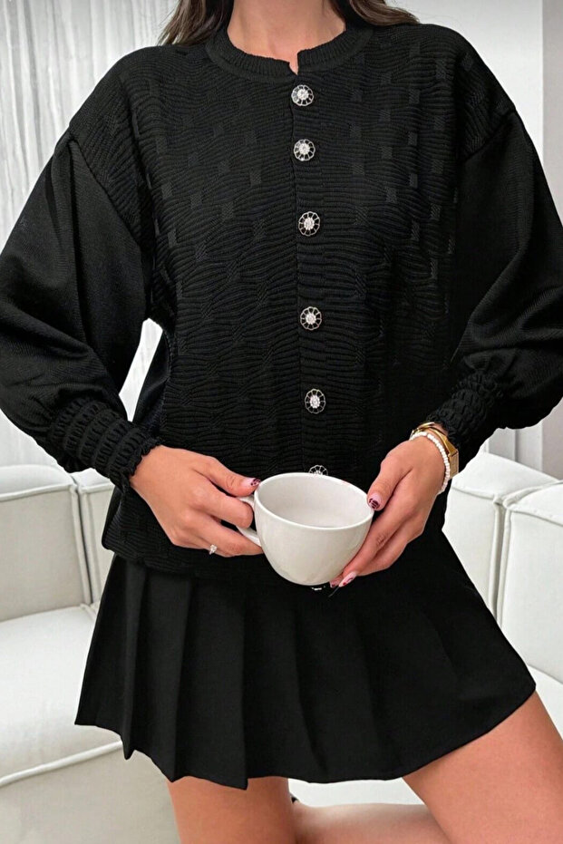 سترة نسائية منقوشة أنيقة ومريحة بتفاصيل أزرار وياقة دائرية