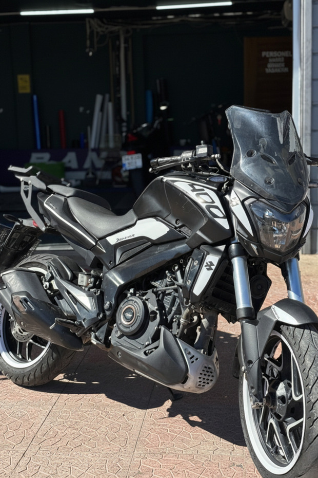 مجموعة ملصقات كاملة باللون الأبيض لـ Bajaj Dominar 400