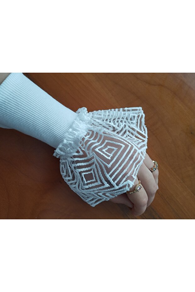 أكمام بيضاء ذات نمط هندسي مسطح - 1