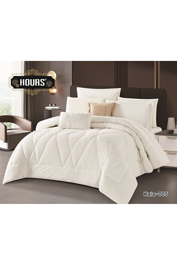 Plain bedspread with an elegant classic pattern - 1