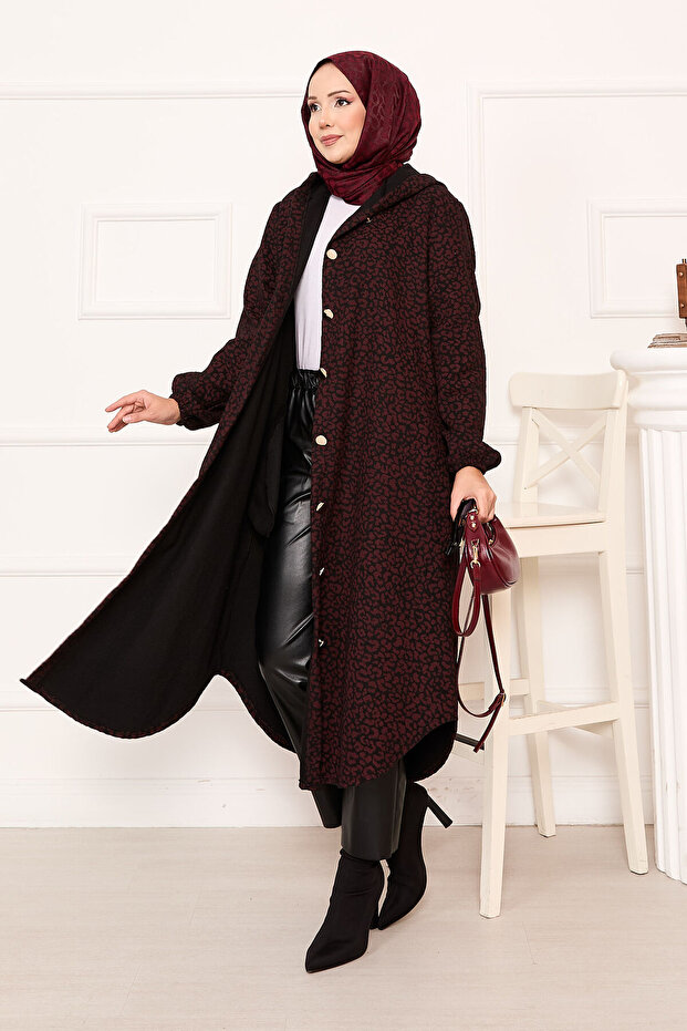 قبعة كاشي مزينة بأزرار بنمط الفهد باللون الأحمر الداكن - 6