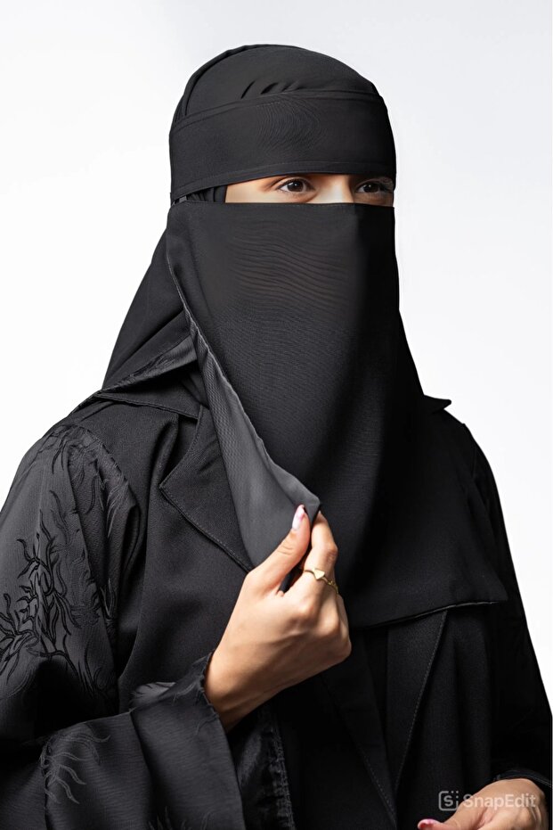 نقاب قصير بسير واحد مبطن بالحرير