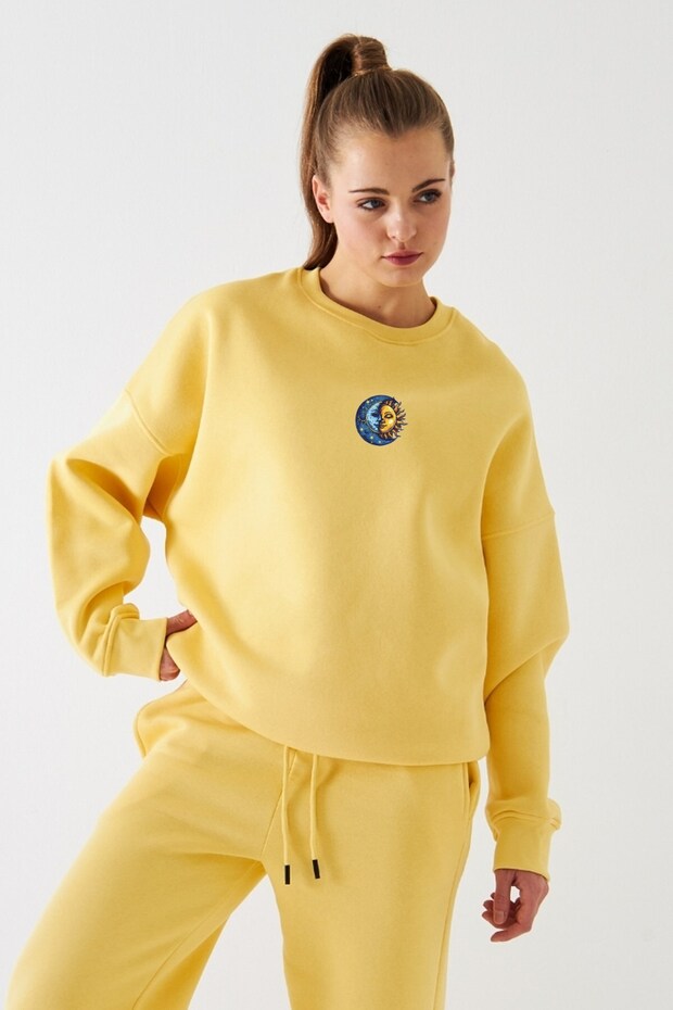 Women's Oversize Sweatshirt Sun & Moon Printed Yellow – Crew Neck, 3 Thread Rastering