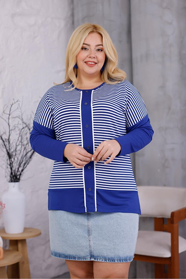 بلوزة مخططة بأزرار مقاس كبير - 5