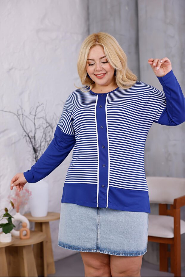 بلوزة مخططة بأزرار مقاس كبير - 4