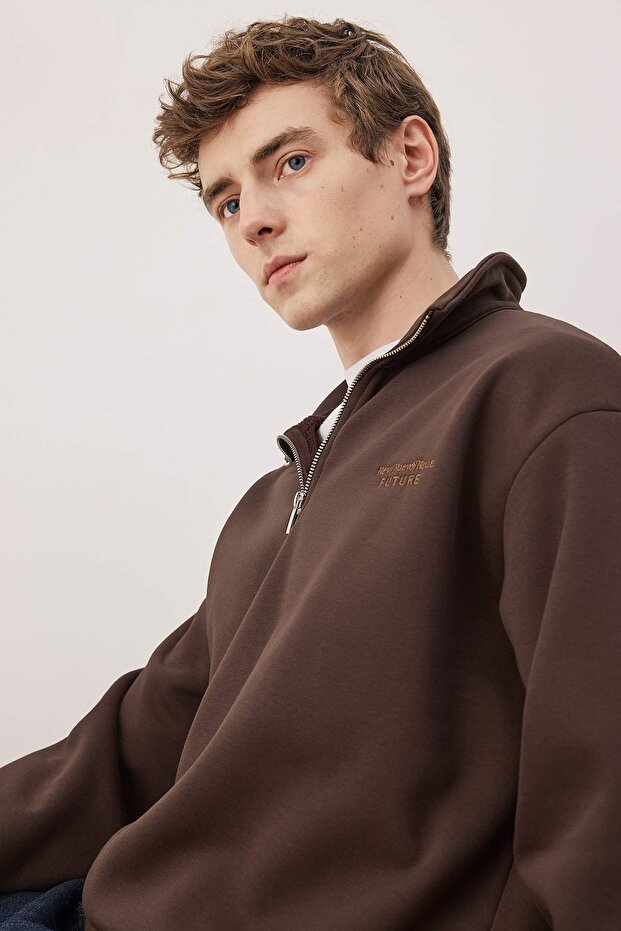 Koyu Kahverengi Yeni Oversize/Geniş Kesim Nakışlı Dik Yaka İçi Polar Sweatshirt TMNAW26SW00008 - 2
