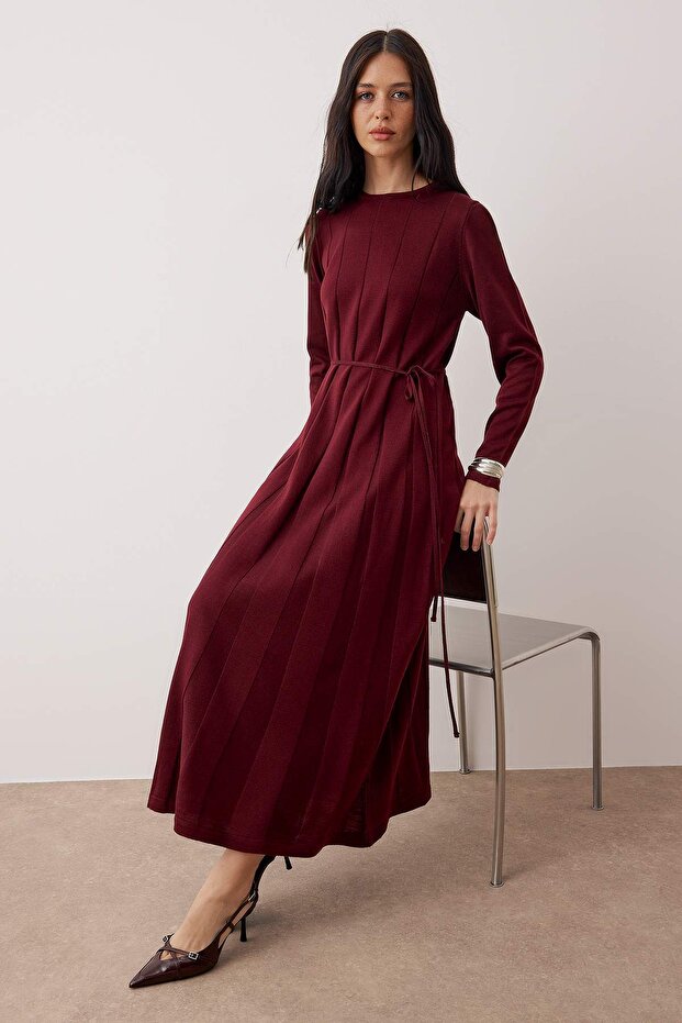 Ciemnoniebieska sukienka z cienkim paskiem i plisami TCTAW26EB00010 - 2