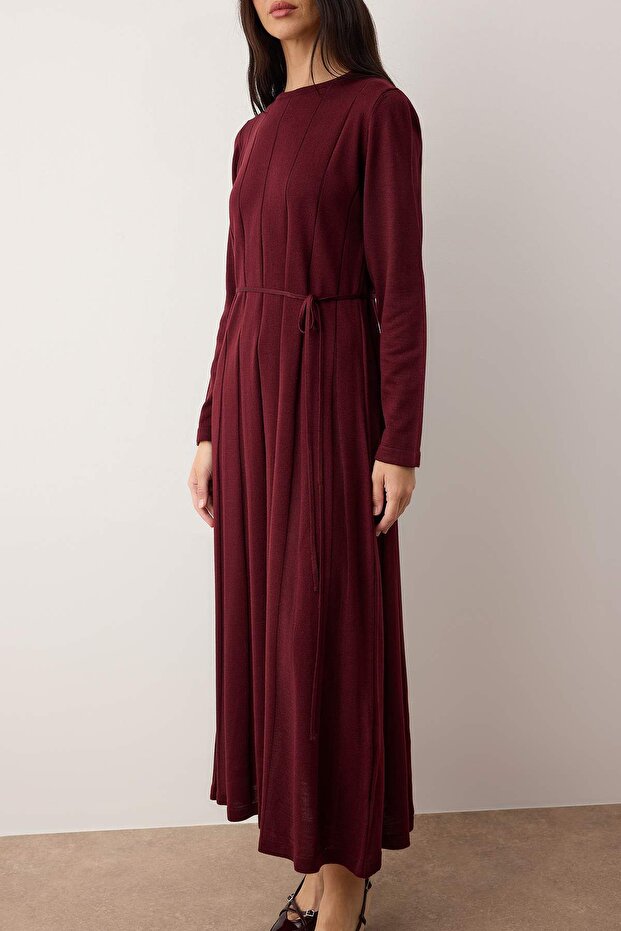 Ciemnoniebieska sukienka z cienkim paskiem i plisami TCTAW26EB00010 - 3