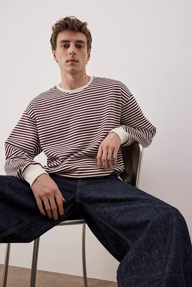 Bordo Oversize/Geniş Kesim Çizgili İçi Polarlı Pamuklu Sweatshirt TMNAW24SW00065 - 1
