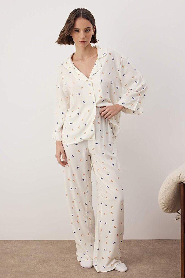 Ekru Kurdele/Fiyonklu ve Çiçekli Viskon Dokuma Pijama Takımı THMAW26PT00065 - 2