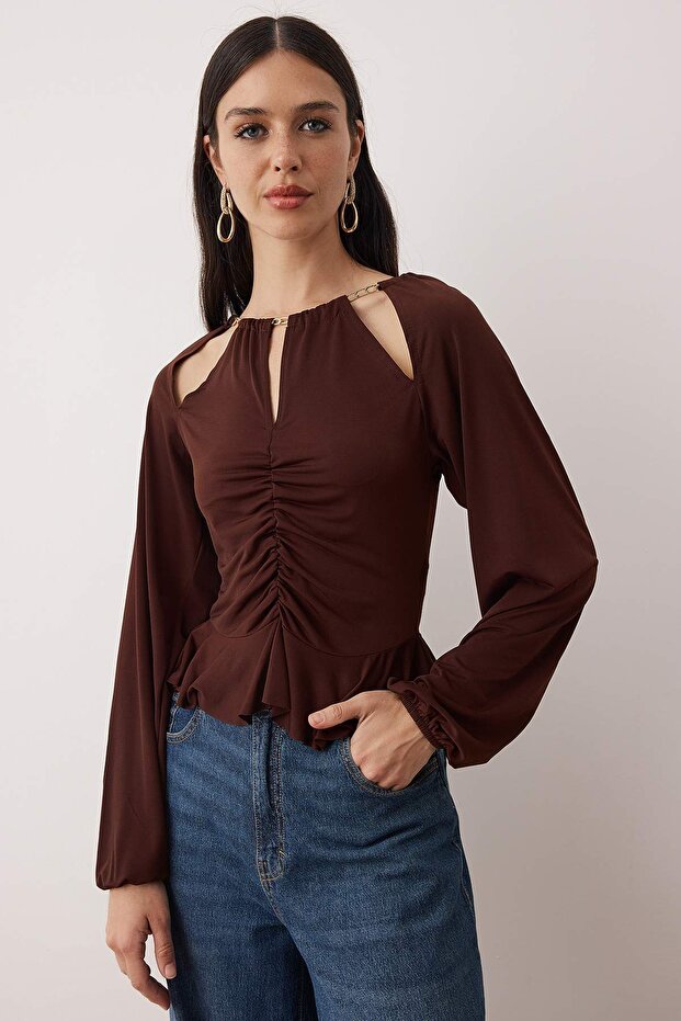 Koyu Kahverengi Pencere/Cut Out Detaylı Aksesuarlı Örme Bluz TPRAW24BZ00053 - 1