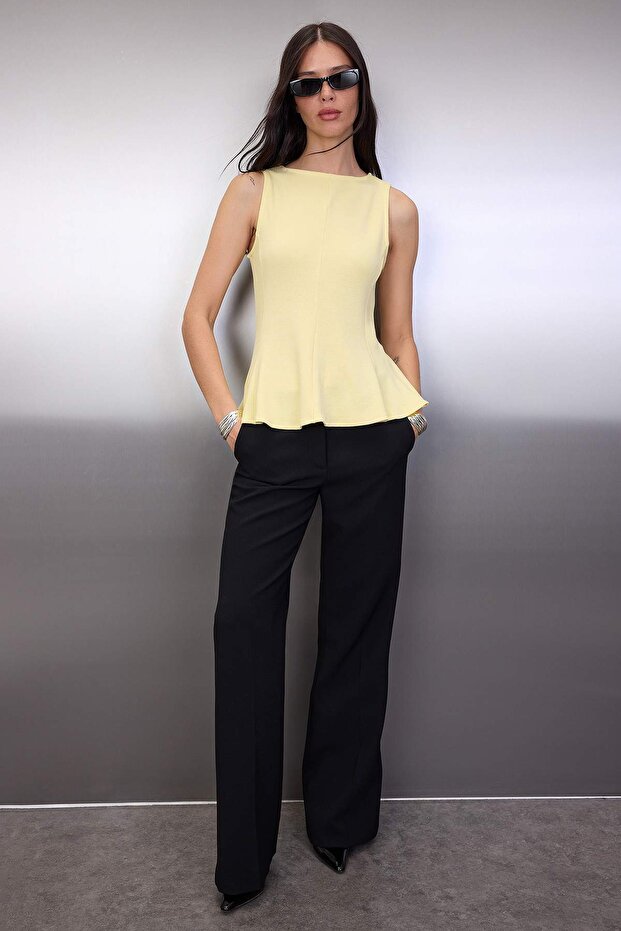 Sarı Kalın Dokulu Belden Oturmalı Peplum Sıfır Kol Bisiklet Yaka Örme Bluz TWOAW26BZ00170 - 2