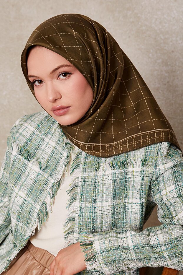 وشاح حريري منقوش باللون الأخضر