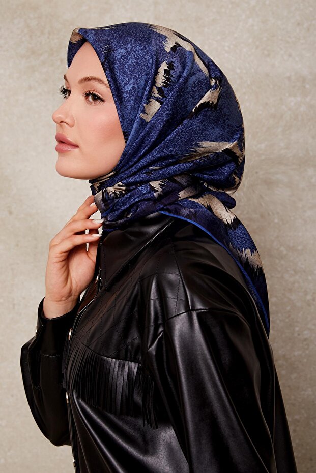 وشاح حريري بنمط رياضي متعرج باللون الأزرق
