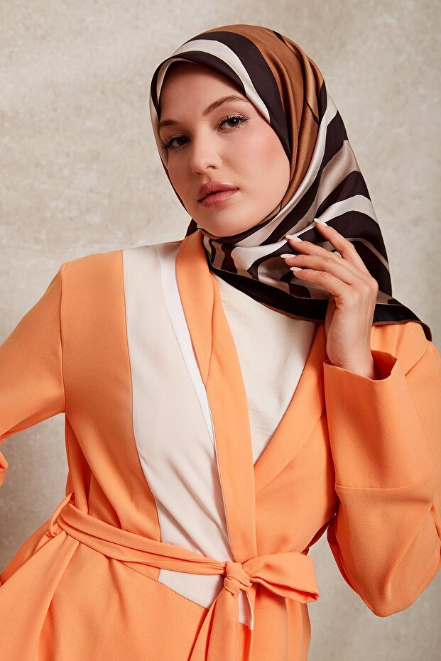 وشاح حريري مخطط سميك باللون البني