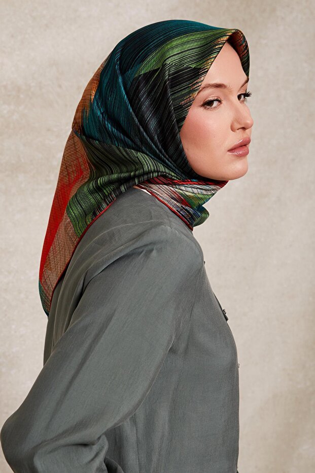 وشاح حريري بنمط خطوط البلاط