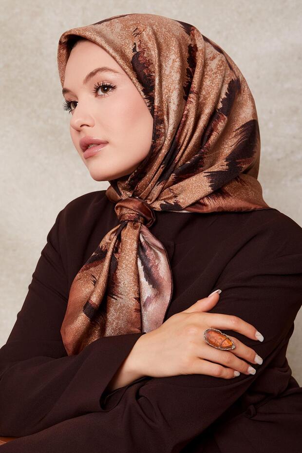وشاح حريري بنمط متعرج بني داكن من نسيج التويل