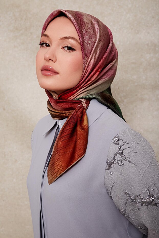 وشاح حريري منقوش باللون الأخضر - 1