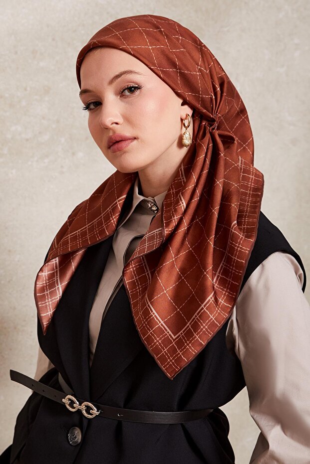 وشاح حريري منقوش بنمط مربعات - 2