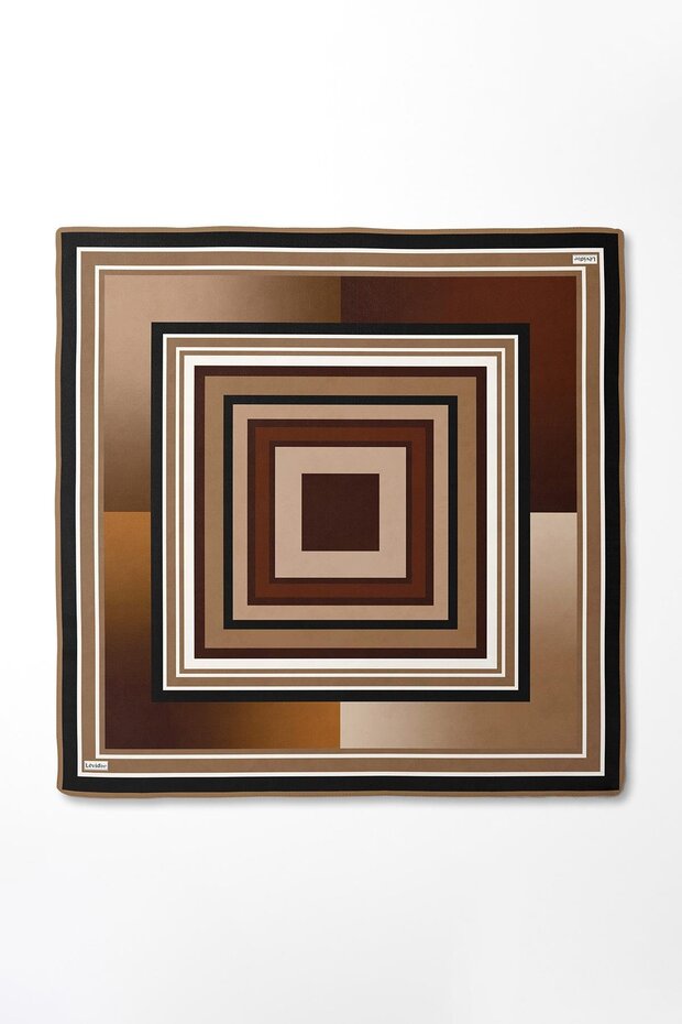 وشاح حريري من التويل بنمط مربعات باللون العنابي - 3