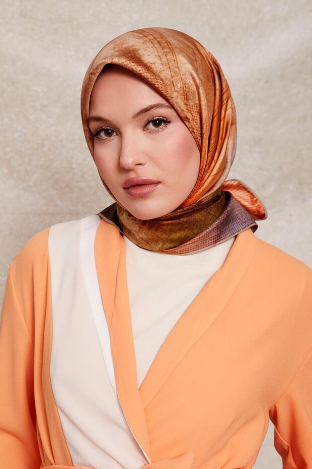 وشاح حريري منقوش باللون البنفسجي - 1