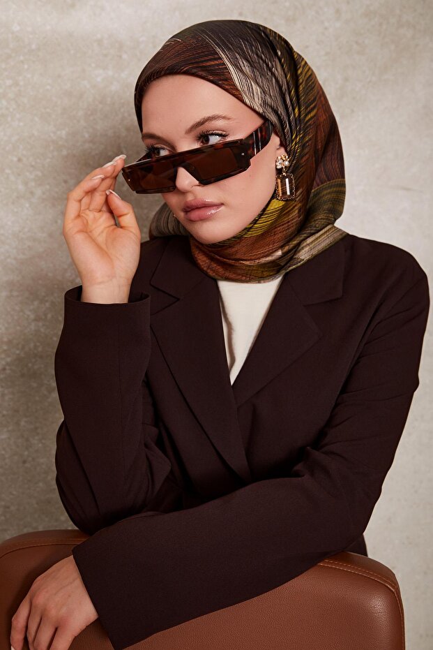 وشاح حريري بنمط خطوط أخضر زيتوني