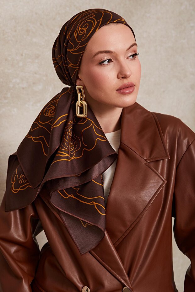 وشاح حريري بنمط الورد البني الداكن - 1