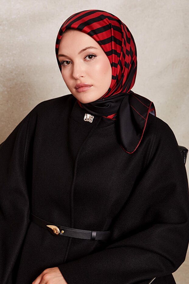 وشاح حريري منقوش بخطوط حمراء - 1