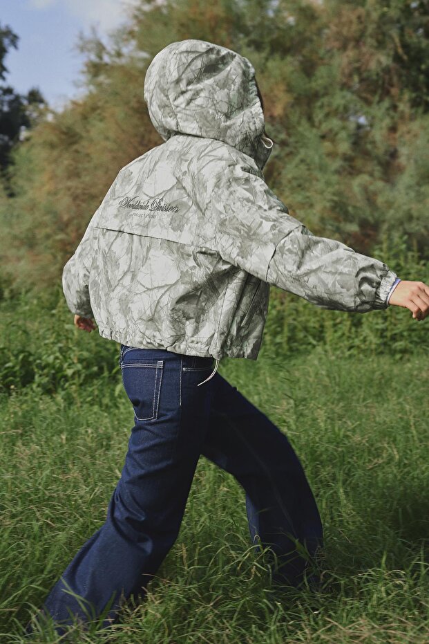 Baskılı kapüşonlu şişme mont - 4