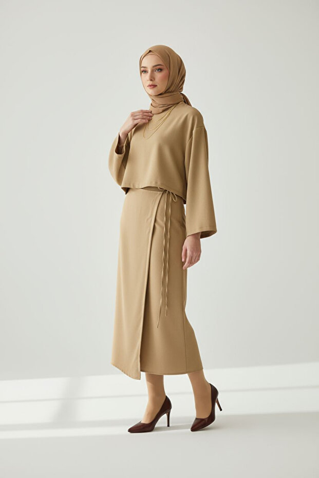 طقم نسائي مكون من كتان قطع: بلوزة وتنورة طويلة بخصر مطاطي، طقم صيفي محتشم - 3