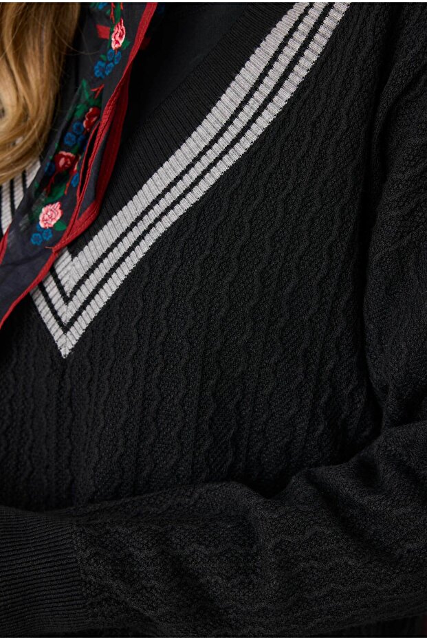 V Yaka Dokulu Triko Siyah - 7