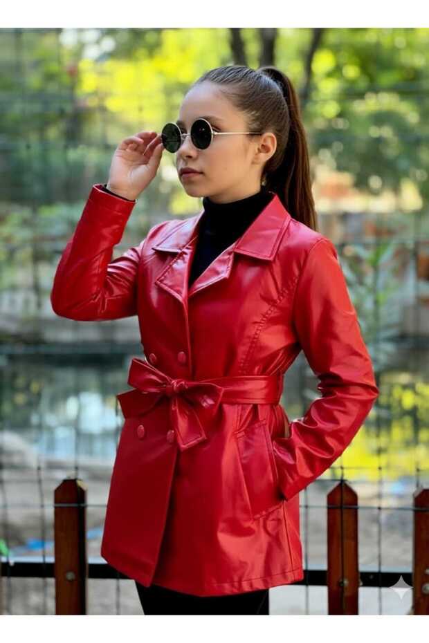 سترة جلدية بأزرار