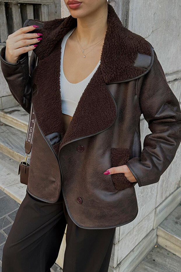 سترة من جلد الغزال مع جيوب مبطنة بالقطيفة وأزرار - 2