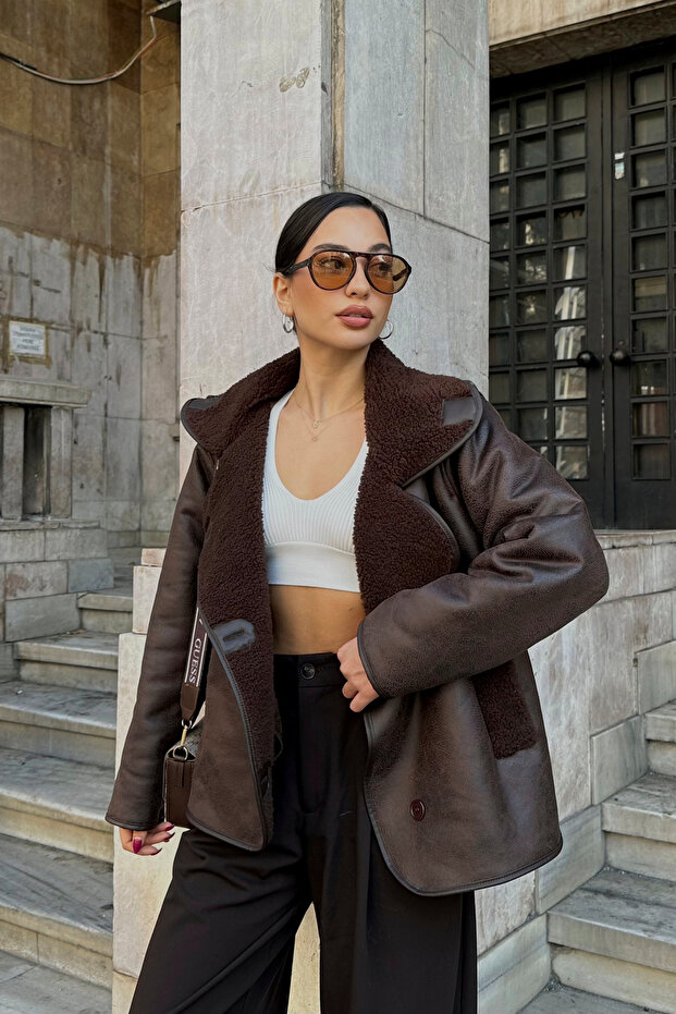 سترة من جلد الغزال مع جيوب مبطنة بالقطيفة وأزرار - 3