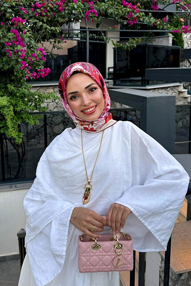 حقيبة يد موديل مستطيلة باللون الوردي مع ملحقاتها - 1