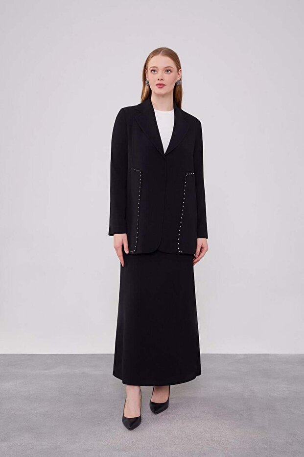 طقم سترة سوداء بتفاصيل حجرية - 1