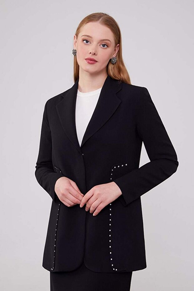 طقم سترة سوداء بتفاصيل حجرية - 3