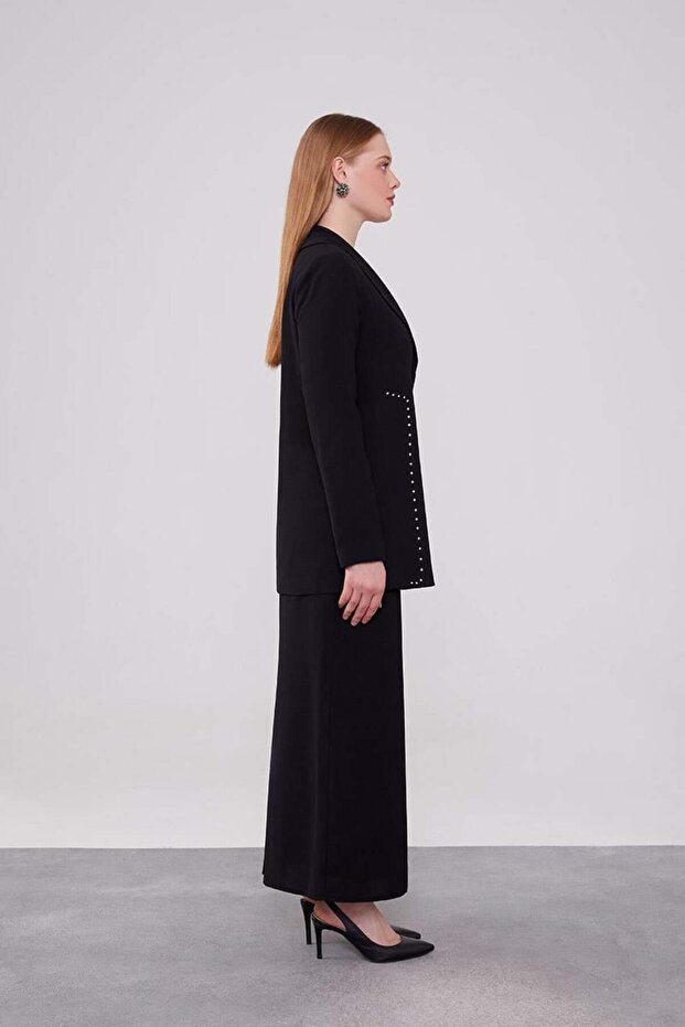 طقم سترة سوداء بتفاصيل حجرية - 5