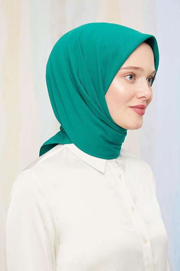 وشاح قطني مربع باللون الأخضر العشبي