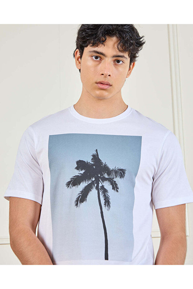 تي شيرت رجالي أبيض أساسي برسومات جرافيكية - 4