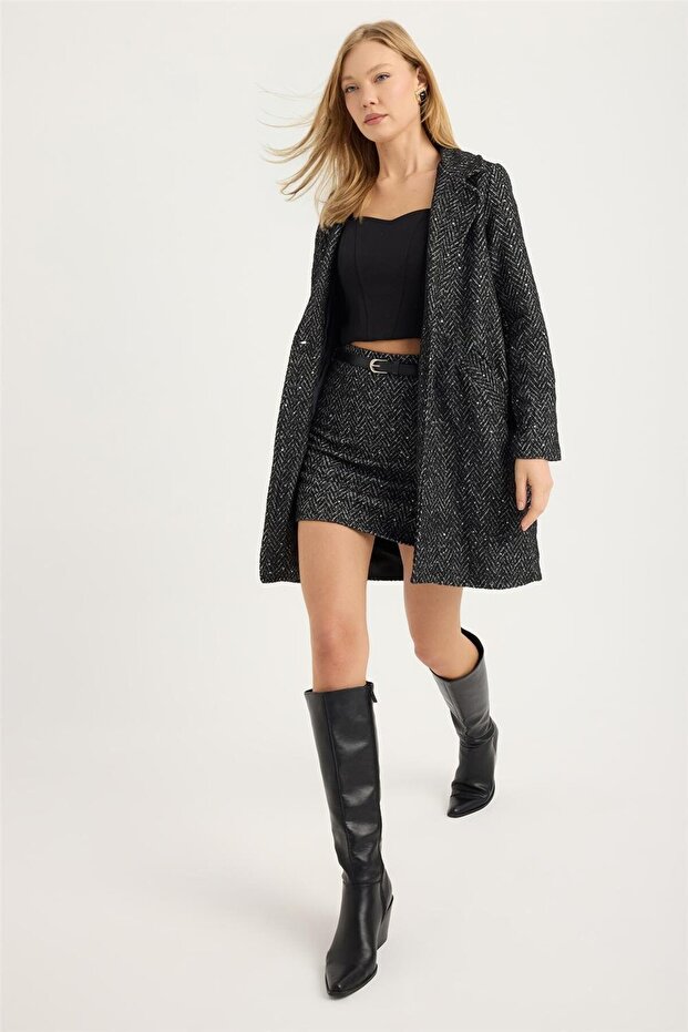 سترة طويلة مزينة بالترتر بجيبين بنمط جلد السمك - 1