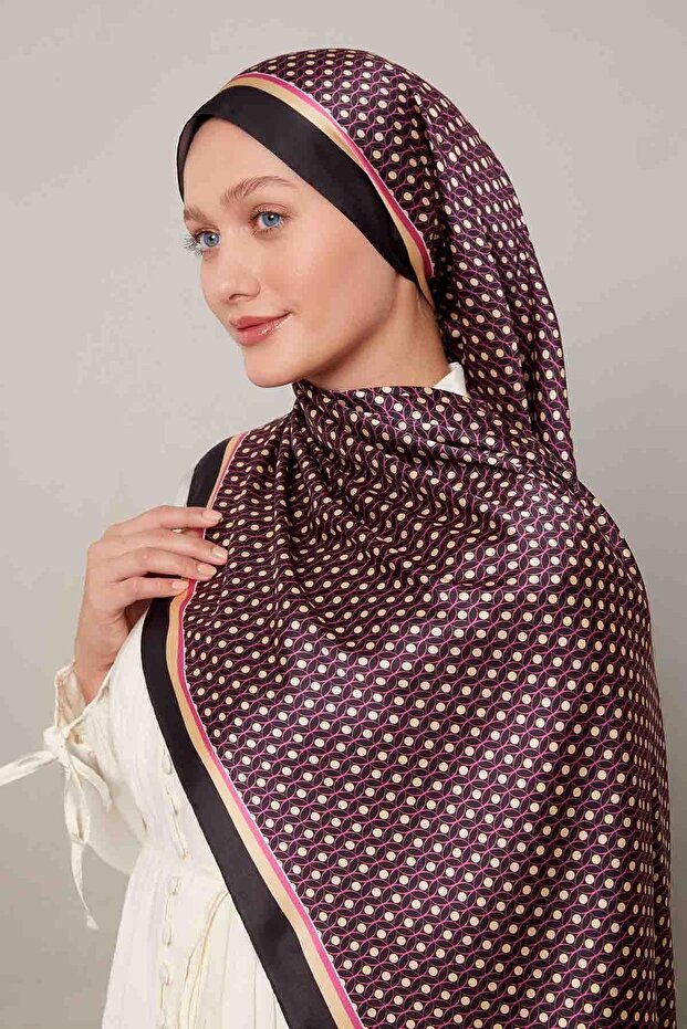 شال ملائكي بنمط حلقات سوداء