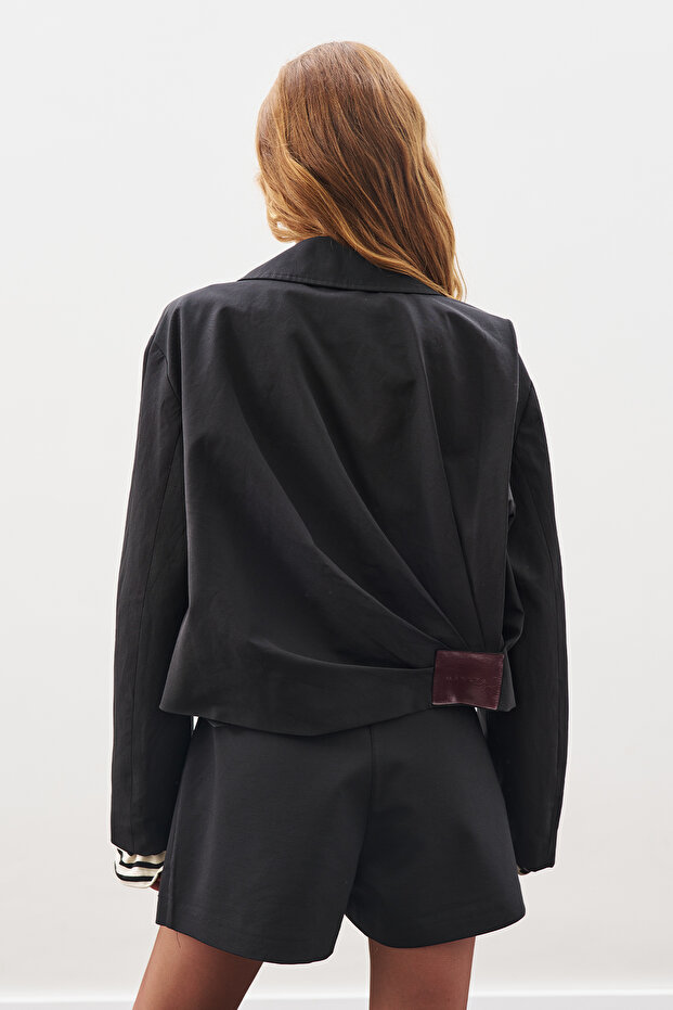 سترة بومبر من قماش إيكوسيلي باللون الأسود - 8