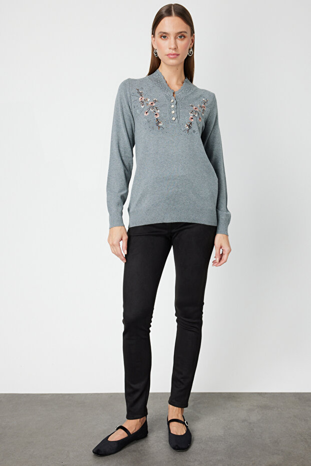 V Yaka Çiçek İşlemeli Triko Kazak - 4