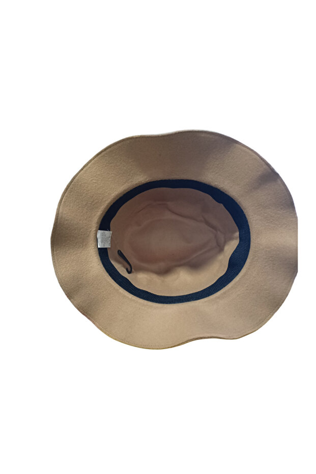 قبعة فوترو ذات تصميم أنيق ولون فاتح - 3