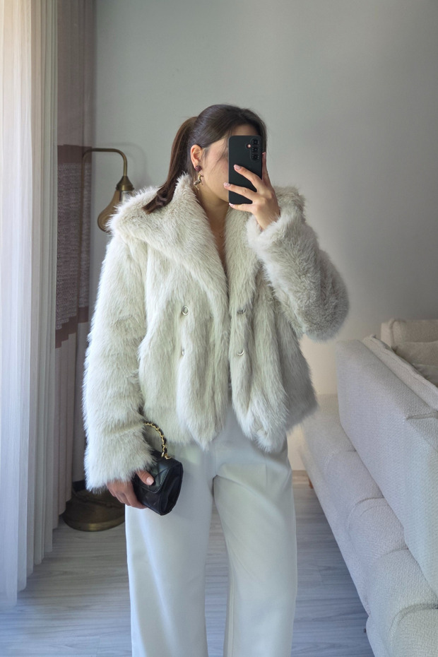 Premium Faux Fur with Soft Texture and Lining (Has a Hidden Pocket and Button)