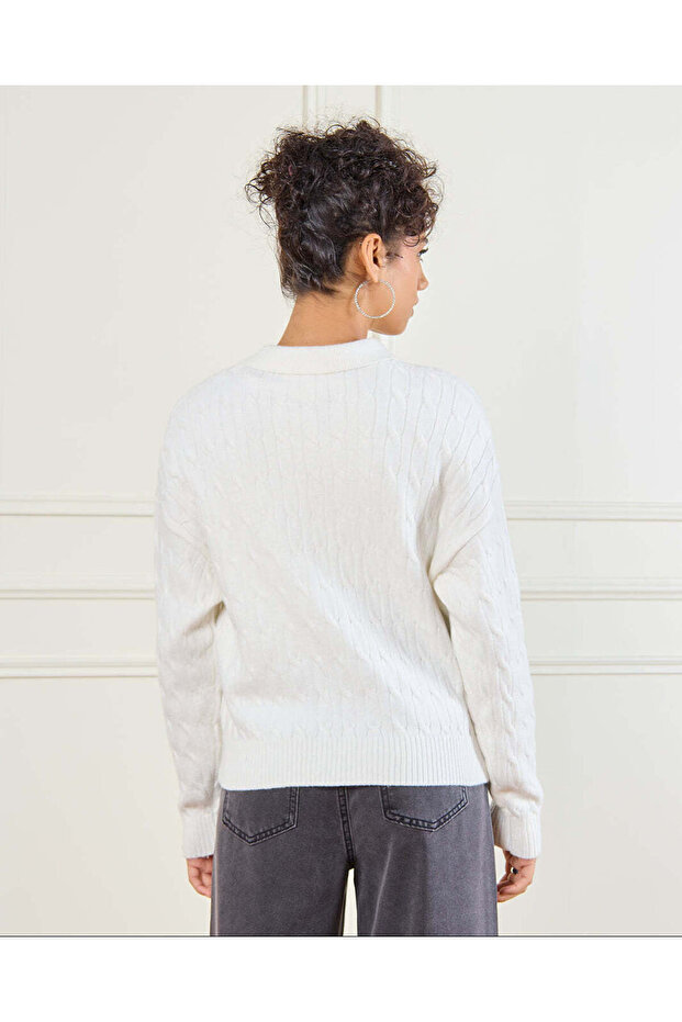 بلوفر نسائي عاجي اللون ذو ياقة - 3