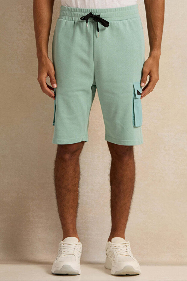 بنطلون رياضي رجالي بجيوب كارجو باللون الأزرق المخضر - 1