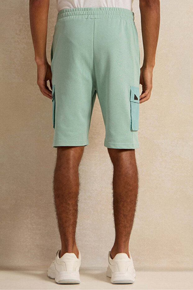 بنطلون رياضي رجالي بجيوب كارجو باللون الأزرق المخضر - 3